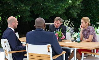 Der deutsche Außenminister Johann Wadephul (2.v.r, CDU) spricht mit dem französischen Minister für Europa und auswärtige Angelegenheiten, Jean-Noel Barrot (l.), David Lammy, Außenminister von Großbritannien, und der EU-Außenbeauftragten Kaja Kallas, um mit ihren iranischen Amtskollegen Nukleargespräche zu führen. - Philemon Henry/-/ Der deutsche Außenminister Johann Wadephul (2.v.r, CDU) spricht mit dem französischen Minister für Europa und auswärtige Angelegenheiten, Jean-Noel Barrot (l.), David Lammy, Außenminister von Großbritannien, und der EU-Außenbeauftragten Kaja Kallas, um mit ihren iranischen Amtskollegen Nukleargespräche zu führen. - Philemon Henry/-/