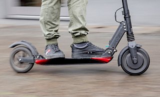 Auch in der Bünder Fußgängerzone sind regelmäßig Menschen verbotenerweise mit ihren E-Scootern unterwegs. - Symbolfoto: dpa