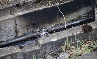 1. August, Düsseldorf: Brandspuren sind am Rande von Gleisen in einem Betontrog zu sehen - darin verlaufen Kabel. - Christoph Reichwein/dpa