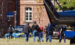 An Händen und Füßen gefesselt wird Attentäter Mahmoud M. aus dem Hubschrauber geführt. - Philipp von Ditfurth/dpa