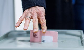 Am 14. September 2025 stehen in Bad Lippspringe zwei Kandidaten für das Amt des Bürgermeisters zur Wahl. Auch vorab kann bereits per Briefwahl gewählt werden. - Christoph Reichwein/dpa