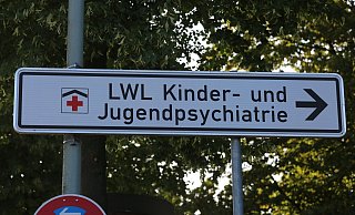 Ein Schild "LWL Kinder- und Jugendpsychiatrie" weist auf die Klinik in Paderborn hin. In der Klinik soll eine 13-jährige Patientin eine Betreuerin mit einem spitzen Gegenstand angegriffen haben. - Christian M?ller/dpa
