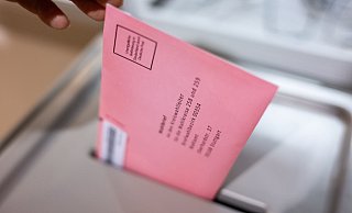 Am Sonntagabend werden die Stimmen im Wahlkreis 134 ausgezählt (Symbolbild). - Marijan Murat/dpa