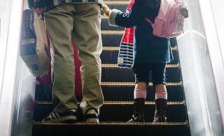 Alleinerziehende haben es nicht immer leicht. Die Diakonie Paderborn-Höxter und eine Mutter berichten über ihre Erfahrungen. - Diego Azubel/epa/dpa-tmn