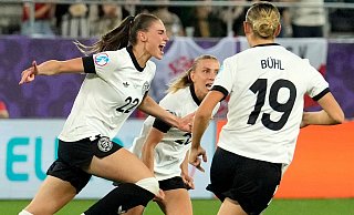 Fußball, Frauen: EM, Deutschland - Polen, Vorrunde, Gruppe C, 1. Spieltag, Deutschlands Jule Brand (l) jubelt nach ihrem Treffer zum 1:0. (zu dpa: «Gwinns Ausfall schockt Fußballerinnen bei 2:0 gegen Polen») - Martin Meissner/AP/dpa