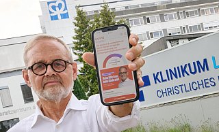 Der Gynäkologe Joachim Volz zeigt vor dem Klinikum Lippstadt sein Mobiltelefon mit seiner Online-Petition. Inzwischen haben mehr als 200.000 Menschen unterschrieben. - Bernd Thissen/dpa Der Gynäkologe Joachim Volz zeigt vor dem Klinikum Lippstadt sein Mobiltelefon mit seiner Online-Petition. Inzwischen haben mehr als 200.000 Menschen unterschrieben. - Bernd Thissen/dpa