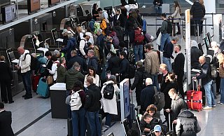 Passagiere im Flughafen München am Terminal 2: Wegen Drohnensichtungen sind am Donnerstagabend Flüge ausgefallen. - Felix Hörhager/dpa