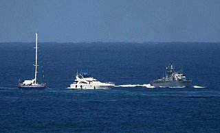 Israelische Marineschiffe eskortieren Boote der zivilen Gaza-Flottille Sumud, nachdem diese bei der Annäherung an die Küste des Gazastreifens abgefangen wurde, in Richtung des Hafens von Aschdod. - Leo Correa/AP/dpa