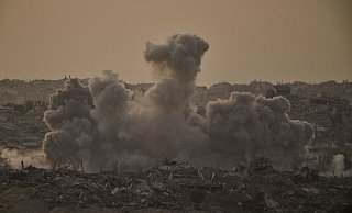Gebäude, die bei israelischen Boden- und Luftangriffen zerstört wurden, sind nach einem israelischen Militärschlag im nördlichen Gazastreifen in Rauch gehüllt. - Leo Correa/AP/dpa