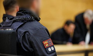 Der Angeklagte wirkt bisher sehr gefasst im Bielefelder Gerichtssaal. Doch bei einem der Plädoyers zeigt Hüseyin A. Gefühle. - Friso Gentsch/dpa Der Angeklagte wirkt bisher sehr gefasst im Bielefelder Gerichtssaal. Doch bei einem der Plädoyers zeigt Hüseyin A. Gefühle. - Friso Gentsch/dpa