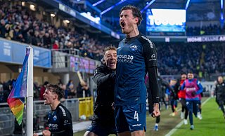 Calvin Brackelmann (rechts) war nach seinem Siegtor der umjubelte Spieler des SC Paderborn. - David Inderlied/dpa