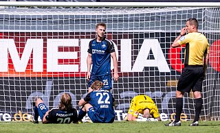 Felix Götze (v. l.), Mattes Hansen, Tjark Scheller und Torwart Manuel Riemann direkt nach dem Elversberger Tor zum 1:1-Ausgleich. - David Inderlied/dpa