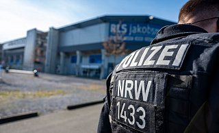 Im Bereich der Shuttle-Bus-Haltestelle war es durch Unbekannte zu einem tätlichen Angriff auf einen Vierjährigen, dessen Vater und Großvater gekommen. (Themenbild) - David Inderlied/dpa