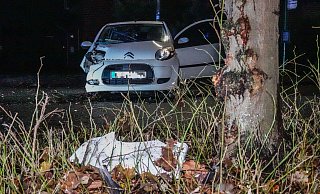 Eine Frau aus Oerlinghausen kollidierte mit einem Baum, sie wurde dabei leicht verletzt. - Paul Brinkmann