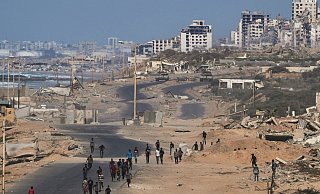 Zerstörte Landschaft im Gazastreifen: Der Friedensplan von US-Präsident Donald Trump könnte neue Hoffnung bringen. - Abdel Kareem Hana/AP/dpa