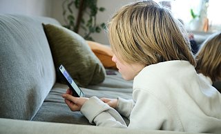 Glücksgefühle ganz einfach per Knopfdruck und immer das neueste Smartphone: Das ist es nicht, was Kinder wirklich brauchen. - Annette Riedl/dpa Glücksgefühle ganz einfach per Knopfdruck und immer das neueste Smartphone: Das ist es nicht, was Kinder wirklich brauchen. - Annette Riedl/dpa