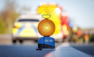 Die Polizei sicherte die Unfallstelle (Symbolbild). - Friso Gentsch/dpa