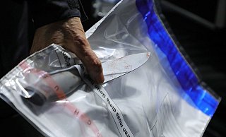 Die Polizei stellt an einem Tatort ein Messer sicher. (Symbolfoto) - Roland Halkasch/dpa-Zentralbild/dpa