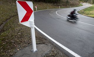 Auf kurvenreicher Strecke hat ein Motorradfahrer am Montagabend sein Handy verloren. Es folgt ein großer Einsatz der Feuerwehr. - Marijan Murat/dpa