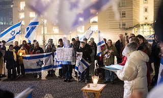 Menschen versammeln sich für eine Namenslesung der Opfer vor dem Brandenburger Tor zum zweiten Jahrestag des Hamas-Angriffs auf Israel. - Sebastian Gollnow/dpa