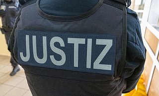 Unter anderem auch wegen gefährlicher Körperverletzung muss sich ein Familienvater vor Gericht in Höxter verantworten. - Stefan Sauer/dpa