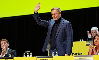 Christian Lindner, Bundesvorsitzender der FDP, am Sonntag auf dem Podium bei der Landeswahlversammlung der FDP NRW in Bielefeld. - Friso Gentsch/dpa