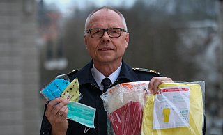 Masken, Hauben, Anzüge – Feuerwehrchef Hans-Dieter Mühlenweg ruft zu Spenden von Infektionsschutz auf. Foto: Andreas Zobe - Foto: Andreas Zobe/NW