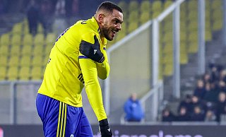 Jeredy Hilterman hält sich nach einem Sturz die rechte Schulter. Eine Auswechslung hielt der neue Stürmer des SC Cambuur dennoch für unangebracht. - IMAGO/Orange Pictures