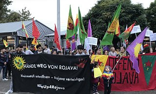 Am Herforder Bahnhof haben sich etliche Teilnehmer zur Demo versammelt. - Frank-Michael Kiel-Steinkamp