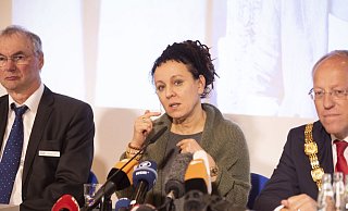 Olda Tokartzuk hat den Literaturnobellpreis erhalten. Neben ihr sitzen Klaus-Georg Loest (l.) und OB Pit Clausen. - Jörg Dieckmann