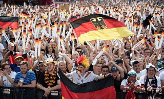 Zur WM 2018 trafen sich vielerorts Menschen zum gemeinsamen Mitfiebern - dieses Jahr wird das wohl anders. - Bernd von Jutrczenka/dpa