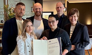 Stellvertretend für die Erstausbildungsbetriebe im Kreis Paderborn wurde dem AiREA Hotel in Büren die entsprechende Urkunde übergeben. Mit dabei sind Hotelmanager Peter Schröder, Ausbilderin Kim-Darline Krieger, Geschäftsführer Arndt Brüning, Auszubildende Katharina Peters, der IHK-Referent Kaufmännische Ausbildung Michael Kaiser und Ute Horstkötter-Starke, IHK-Geschäftsführerin Berufliche Bildung. - IHK Ostwestfalen