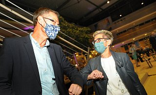 Marion Weike gratuliert Sven-Georg Adenauer zum Wahlsieg. - Andreas Frücht