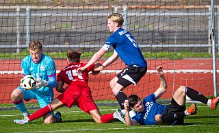 Hektik vor der Torlinie: Arminias Torwart Philip Hildesheim fängt den Ball vor dem Clarholzer Janis Büscher. DSC-Kapitän Yoost Diezemann versucht, keinen Anlass für einen Elfmeter zu geben. - Mike-Dennis Mueller/www.mdm.photo
