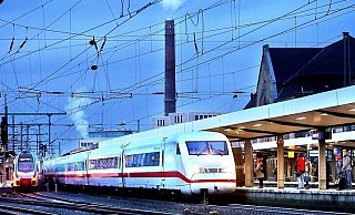 Am Hauptbahnhof Bielefeld sollen wieder mehr ICE-Züge halten. Das fordern Rot-Grün-Rot und die CDU im Rat. - Sarah Jonek
