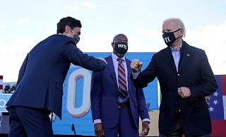 Joe Biden (r) steht während einer Wahlkampfveranstaltung der demokratischen Kandidaten für den US-Senat mit Jon Ossoff (l) und Raphael Warnock auf der Bühne. - Foto: Carolyn Kaster/AP/dpa