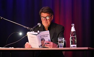 Der Russland-Experte Udo Lielischkies fesselt das Publikum in der Druckerei nicht nur mit Passagen aus seinem Buch "Im Schatten des Kreml", sondern auch mit seinen Erzählungen. Foto: Elke Niedringhaus-Haasper - Elke Niedringhaus-Haasper