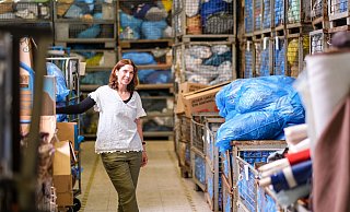 Das Lager und auch einige Flure der Recyclingbörse Herford sind pickepackevoll. "Die Mitarbeiter kommen mit dem Sortieren gegen die Flut an Altkleidern nicht mehr an", sagt Nicole Draws, die für die Öffentlichkeitsarbeit zuständig ist. - Kathrin Weege