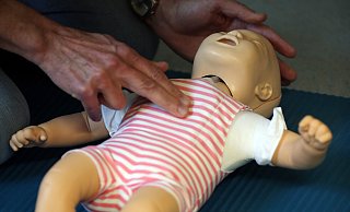 Bei Säuglingen ist besondere Umsicht geboten bei der Ersten Hilfe. Die Eltern der kleinen Lene kannten sich zum Glück bestens aus. - picture alliance / dpa / Symbolbild