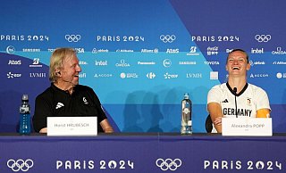 Horst Hrubesch und Alexandra Popp: Überglücklich nach dem Bronze-Gewinn - Marcus Brandt/dpa