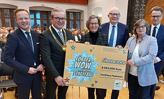 CDU-Staatssekretär Daniel Sieveke (v. l.), Bürgermeister Michael Dreier, NRW-Ministerin Ina Scharrenbach, NRW-Landtagsabgeordneter Bernhard Hoppe-Biermeyer, NRW-Landtagsabgeordnete Norika Creuzmann und Bundestagsabgeordneter Carsten Linnemann. - Viktoria Bartsch