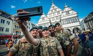 Erinnerungen an Paderborn: Diese Soldaten machen ein Selfie vorm Rathaus. - Besim Mazhiqi