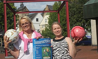 Jutta Keßler-Theil (l.) und Elena Krenz laden zu einem Fußballabend der besonderen Art ein. - Jan-Henrik Gerdener