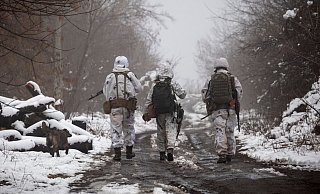Ukrainische Soldaten in Katerinivka. - Foto: Andriy Dubchak/AP/dpa