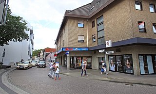 Architektur der 80er Jahre: Die Tribenstraße steht derzeit als Haltepunkt für Busse in der Diskussion. - Foto: Kiel-Steinkamp