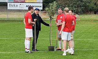 Wo soll der Apfelbaum hin? Am besten an prominenter Stelle, denken sich die Spieler des SSV Würgassen. Also auf den Mittelpunkt des Spielfeldes. - SSV Würgassen