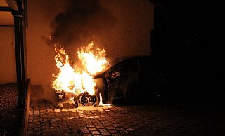 Die Feuerwehr kann das Feuer zum Glück schnell löschen. Verletzt wurde niemand. - Symbolfoto/picture alliance