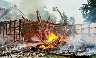 Größter Einnsatz im vergangenen Jahr: Ein Großbrand zerstört die historische Scheune auf dem Höf Furlkröger. - Ralph Meyer (Archiv)