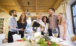 Weihnachtsgrüße für die ganze Familie: Oma, Opa, Mama und Papa freuen sich über Weihnachtsgrüße – wir verraten Ihnen, welche besonders lustig und besinnlich sind. - dpa-tmn