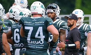 Bulldogs-Headcoach Bert Smith im Gespräch mit seinem Team, rechts neben ihm Bielefelds Quarterback Malik Brown. - Andreas Zobe